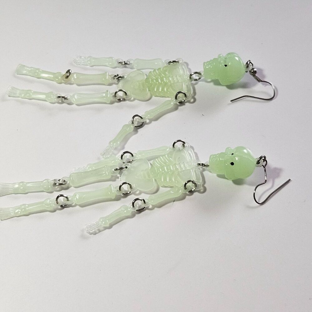 Glow in the dark skeleton earrings - Picture 8 of 12